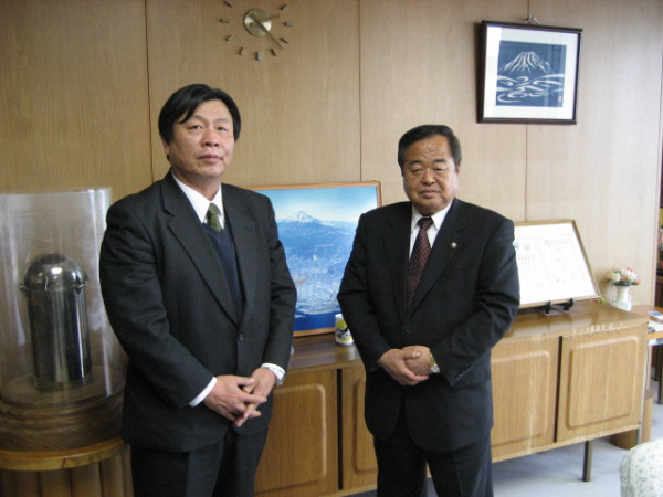 鈴木尚　富士市長(右側）と古田陽久（左側）